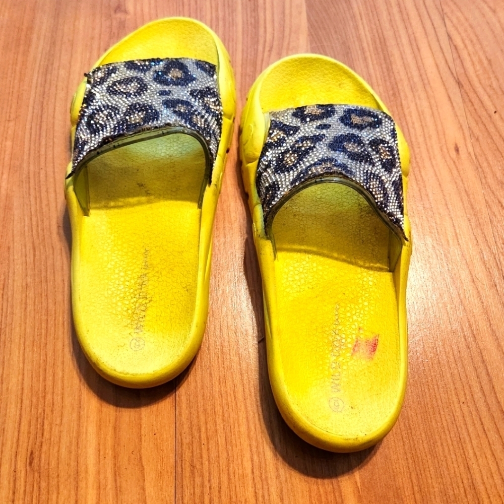 Wild Diva Yellow Animal Print Sandals sz6 GUC